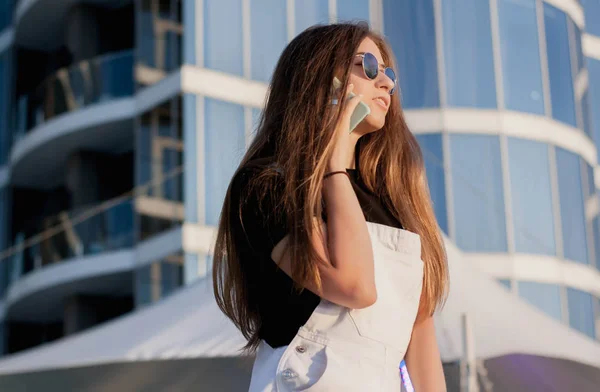 Hermosa Joven Con Pelo Largo Divierte Utiliza Teléfono Inteligente Llamadas —  Fotos de Stock