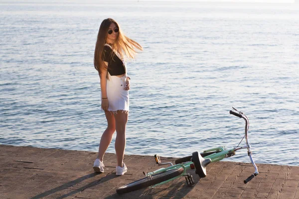 Hermosa Joven Gafas Sol Con Una Bicicleta Está Descansando Cerca —  Fotos de Stock