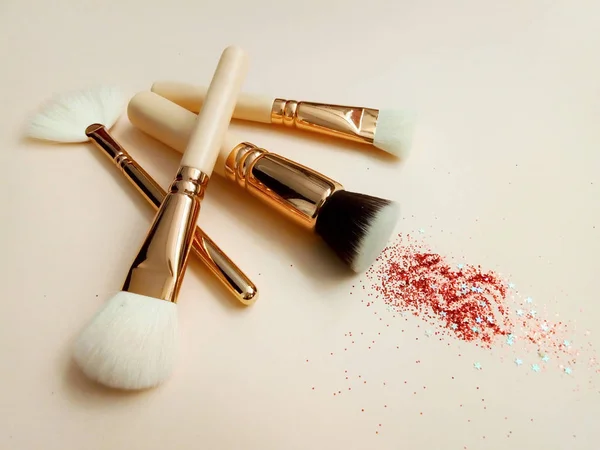 Pinceaux Maquillage Fixés Pour Les Professionnels Sur Fond Scintillements Paillettes — Photo
