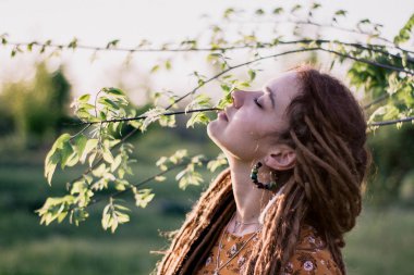 Olan dreadlocks ormanda günbatımı sahip, güzel hippi kadın portre iyi vakit açık havada