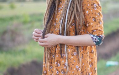 Olan dreadlocks ormanda günbatımı sahip, güzel hippi kadın portre iyi vakit açık havada