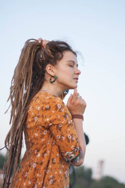 Olan dreadlocks ormanda günbatımı sahip, güzel hippi kadın portre iyi vakit açık havada