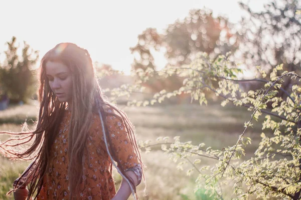 Retrato Mulher Hippie Bonita Com Dreadlocks Floresta Pôr Sol Tendo — Fotografia de Stock
