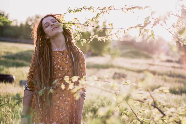 Retrato Mulher Hippie Bonita Com Dreadlocks Floresta Pôr Sol Tendo — Fotografia de Stock