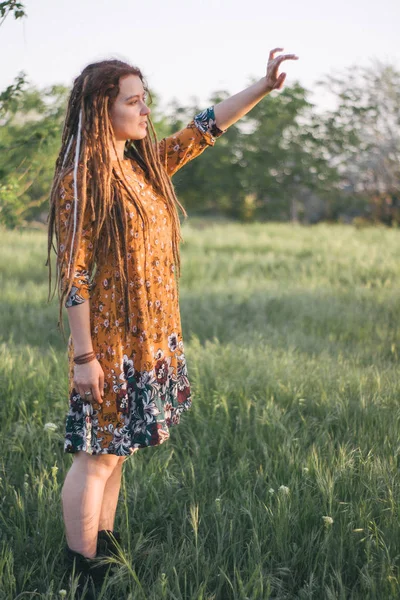 Retrato Mulher Hippie Bonita Com Dreadlocks Floresta Pôr Sol Tendo — Fotografia de Stock