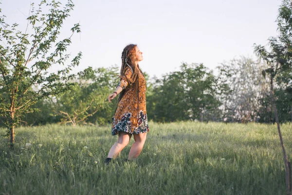 Retrato Mulher Hippie Bonita Com Dreadlocks Floresta Pôr Sol Tendo — Fotografia de Stock