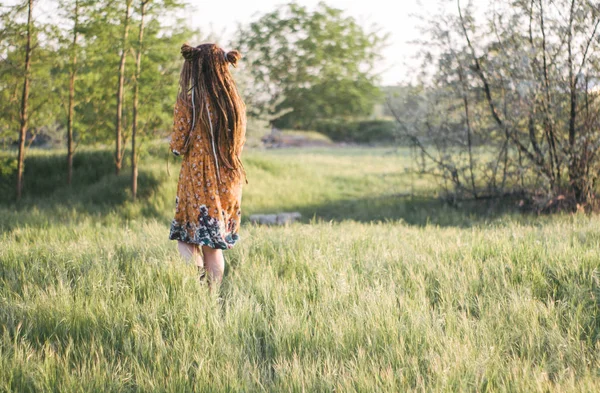 Retrato Mulher Hippie Bonita Com Dreadlocks Floresta Pôr Sol Tendo — Fotografia de Stock