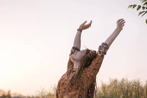 Retrato Una Hermosa Mujer Hippie Con Rastas Bosque Atardecer Pasándolo —  Fotos de Stock