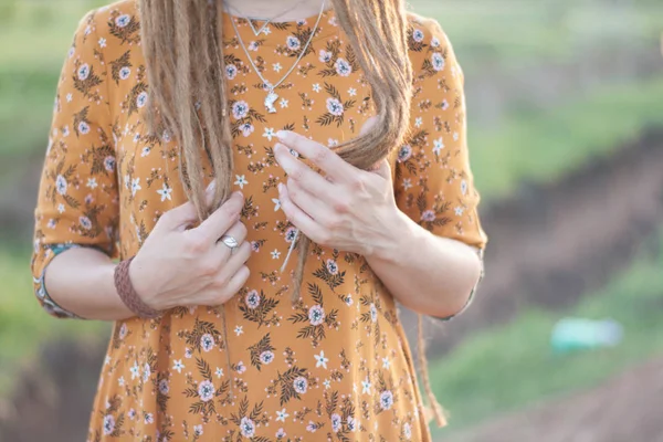 Portrét Krásné Hippie Ženy Dredy Lese Západu Slunce Mají Dobrý — Stock fotografie