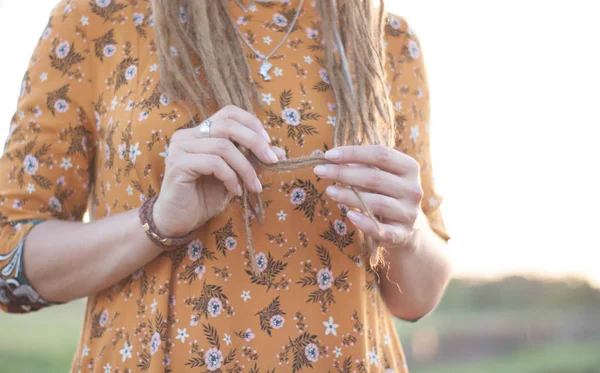 Ritratto Bella Donna Hippie Con Dreadlocks Nel Bosco Tramonto Divertendosi — Foto Stock