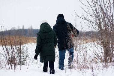 Genç Romantik Çift açık havada Noel öncesi kışın eğleniyor. Yeni yıl arifesi içinde birlikte vakit zevk. İki sevgili sarılma ve öpüşme Saint Valentine's Day.
