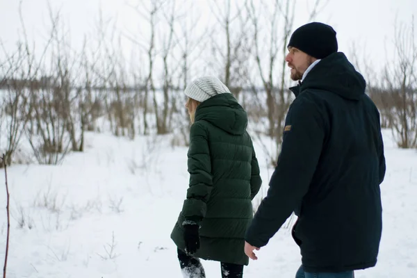 Jovem Casal Romântico Está Divertindo Livre Inverno Antes Natal Desfrutando — Fotografia de Stock