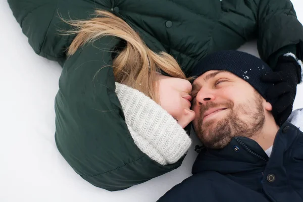 Unga Romantiska Par Att Kul Utomhus Vintertid Före Jul Njuta — Stockfoto