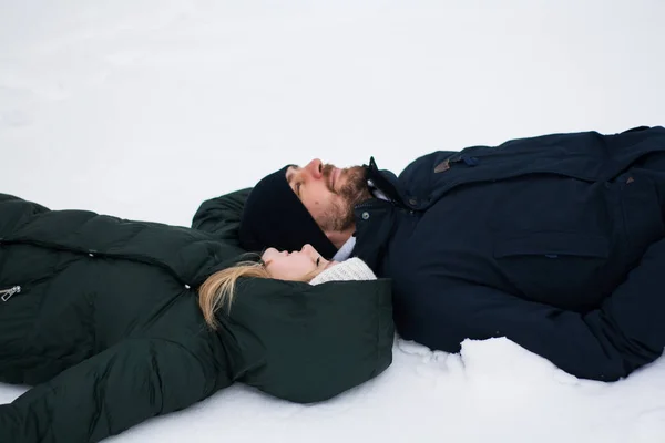 Jovem Casal Romântico Está Divertindo Livre Inverno Antes Natal Desfrutando — Fotografia de Stock