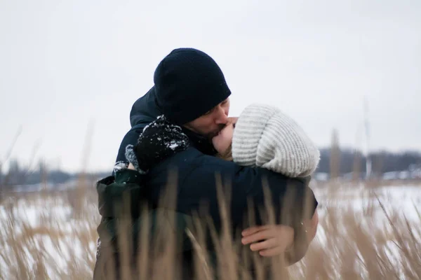 Jong Romantische Koppel Heeft Plezier Buiten Winter Voor Kerstmis Genieten — Stockfoto