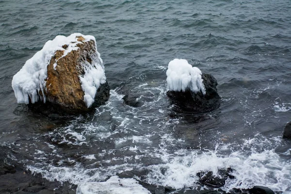 Морские Волны Разбиваются Замерзших Камнях — стоковое фото
