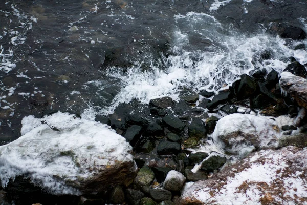 Las Olas Del Mar Rompen Piedras Congeladas —  Fotos de Stock
