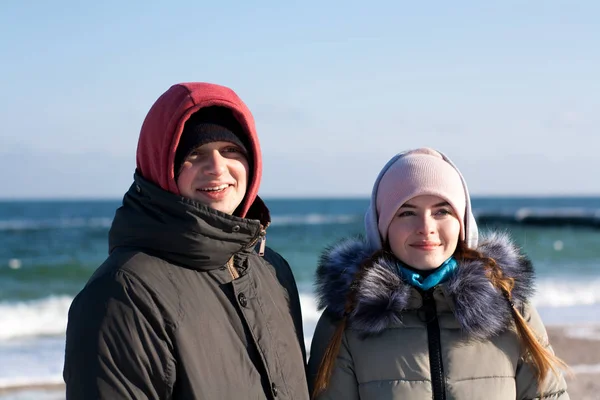 Homem Mulher Caminham Praia Divertem Casal Feliz — Fotografia de Stock