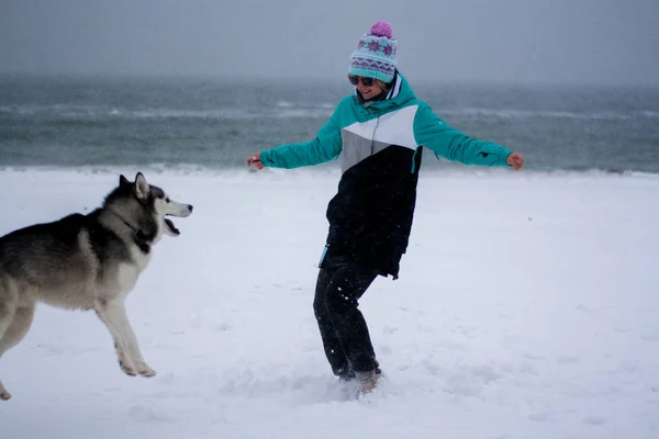 Jovem Mulher Divertindo Com Husky Neve Praia Perto Mar Tempo — Fotografia de Stock