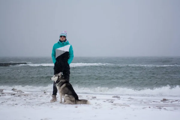 Jovem Mulher Divertindo Com Husky Neve Praia Perto Mar Tempo — Fotografia de Stock