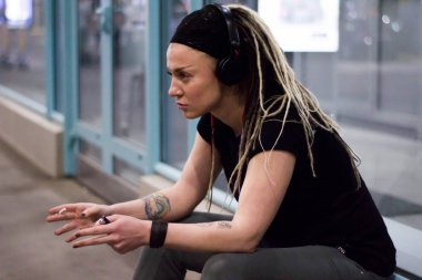 dreadlocks müzik kulaklık ile genç kadın ve gece havaalanında duman