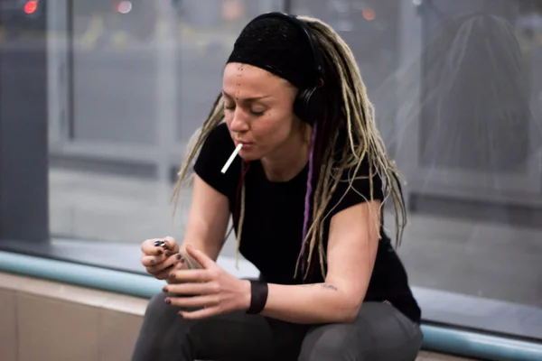 Młoda Kobieta Dredy Słuchawki Słuchania Muzyki Dymu Lotnisku Nocy — Zdjęcie stockowe
