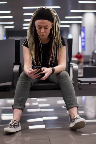 Młoda Kobieta Dredami Smartfona Lotnisku Nocy Dobra Zabawa — Zdjęcie stockowe