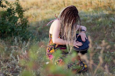 Djembe oynama ve günbatımı vahşi danslar dans güzel genç kadın hippi şaman