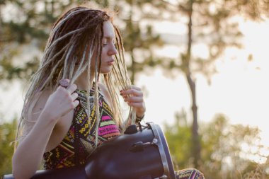 Djembe oynama ve günbatımı vahşi danslar dans güzel genç kadın hippi şaman