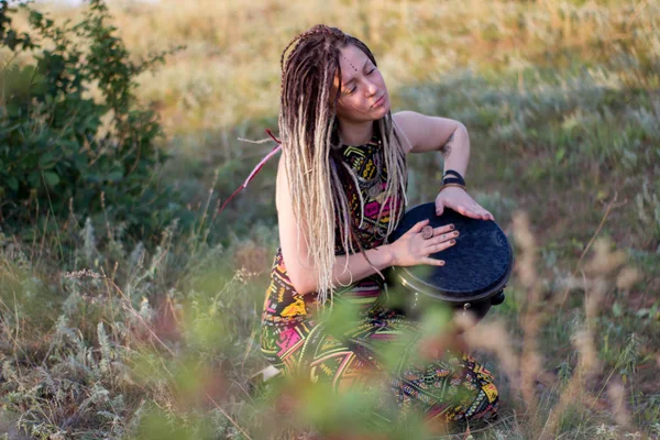 Bela Jovem Xamã Hippie Mulher Jogando Djembe Dançando Danças Selvagens — Fotografia de Stock