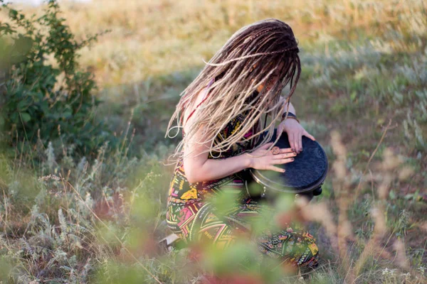 Bela Jovem Xamã Hippie Mulher Jogando Djembe Dançando Danças Selvagens — Fotografia de Stock