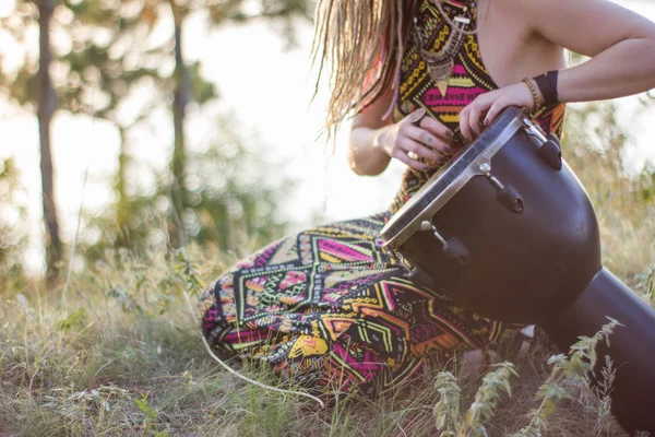 Gyönyörű Fiatal Hippi Sámán Játszik Djembe Tánc Vad Táncok Naplementekor — Stock Fotó