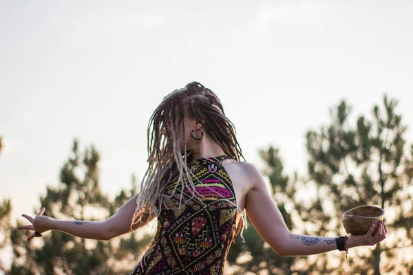 Jovem Mulher Hippie Bonita Com Dreadlocks Dançando Dança Selvagem Com — Fotografia de Stock