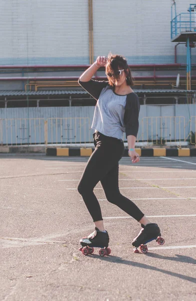 Elegante Hermosa Mujer Joven Gafas Chaqueta Mezclilla Patinando Bailando Divirtiéndose — Foto de Stock