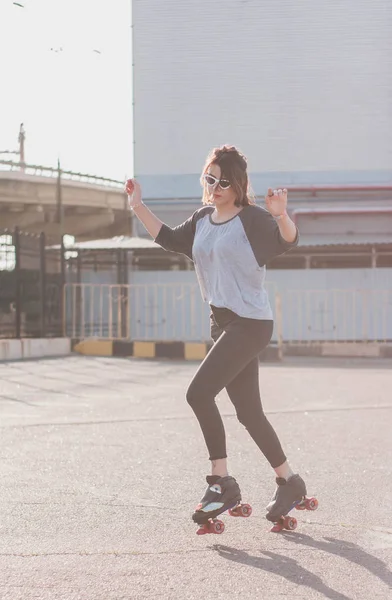 Elegante Hermosa Mujer Joven Gafas Chaqueta Mezclilla Patinando Bailando Divirtiéndose — Foto de Stock