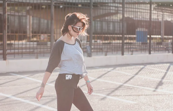 Porträt Einer Stilvollen Schönen Jungen Frau Mit Brille Und Jeansjacke — Stockfoto