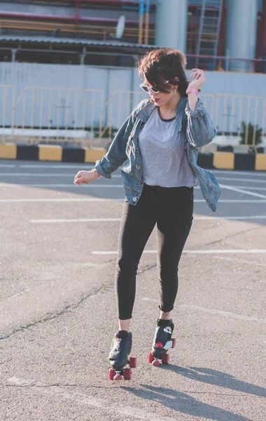 Stylische Junge Frau Brille Und Jeansjacke Rollschuh Fahren Tanzen Und — Stockfoto