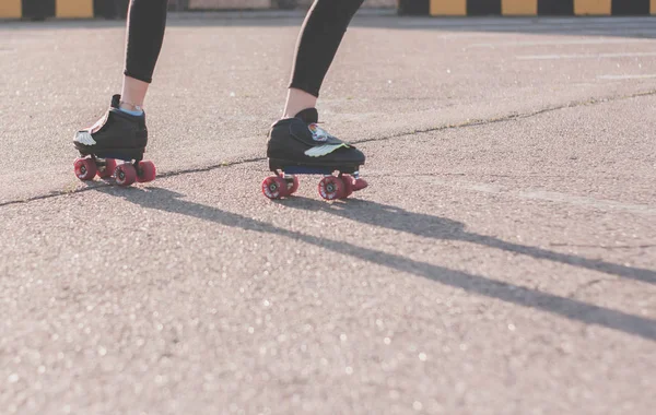 Mulher Bonita Elegante Óculos Casaco Ganga Patins Dançando Divertindo Sorrindo — Fotografia de Stock