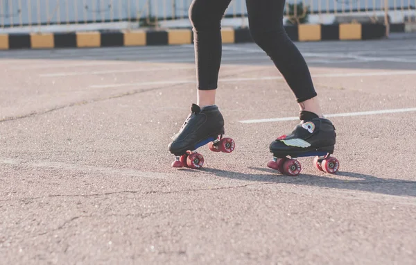 Mulher Bonita Elegante Óculos Casaco Ganga Patins Dançando Divertindo Sorrindo — Fotografia de Stock