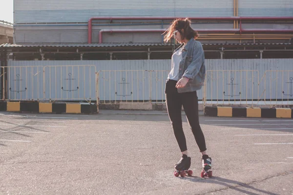 Mulher Bonita Elegante Óculos Casaco Ganga Patins Dançando Divertindo Sorrindo — Fotografia de Stock