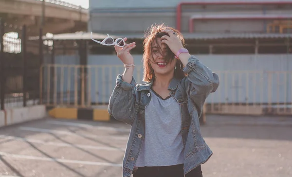 Retrato Una Hermosa Mujer Joven Con Estilo Gafas Chaqueta Mezclilla —  Fotos de Stock