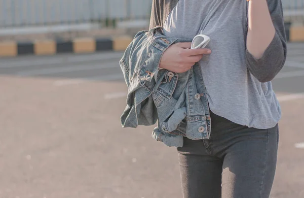 Dans Having Fun Şık Güzel Genç Kadın Gözlük Denim Ceket — Stok fotoğraf