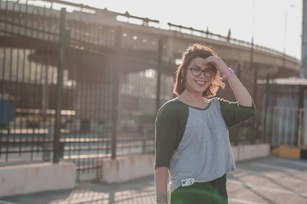 Retrato Una Hermosa Mujer Joven Con Estilo Gafas Chaqueta Mezclilla — Foto de Stock