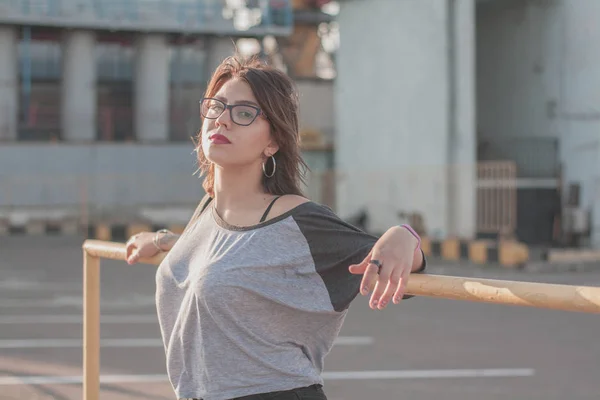 Portrét Stylová Krásná Mladá Žena Brýle Džínové Bundě Usmíval Pózuje — Stock fotografie