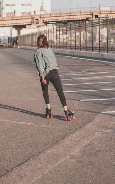 Elegante Hermosa Mujer Joven Gafas Chaqueta Mezclilla Patinando Bailando Divirtiéndose — Foto de Stock