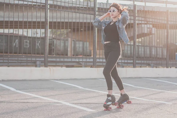 Stylische Junge Frau Brille Und Jeansjacke Rollschuh Fahren Tanzen Und — Stockfoto