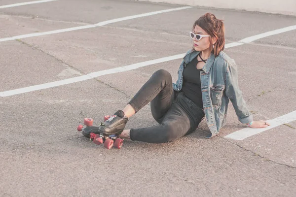 Elegante Hermosa Mujer Joven Gafas Chaqueta Mezclilla Patinando Bailando Divirtiéndose — Foto de Stock