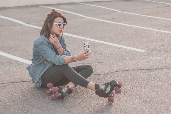 Elegante Hermosa Mujer Joven Gafas Chaqueta Mezclilla Patinando Bailando Divirtiéndose — Foto de Stock