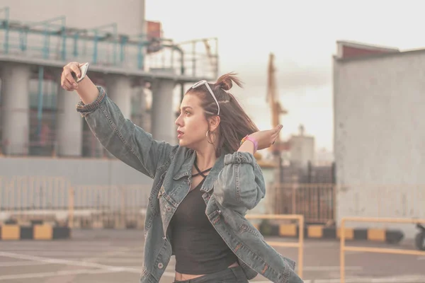 Elegante Hermosa Mujer Joven Gafas Chaqueta Mezclilla Patinando Bailando Divirtiéndose — Foto de Stock