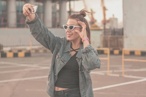 Elegante Hermosa Mujer Joven Gafas Chaqueta Mezclilla Patinando Bailando Divirtiéndose —  Fotos de Stock